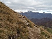 86 Discendendo dal sentiero normale chiudo l'anellino della cima del Due Mani a questo bivio 